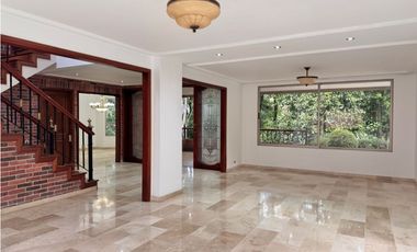 Gran Casa de 3 niveles en El Poblado