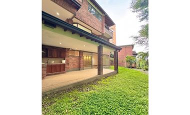 Gran Casa de 3 niveles en El Poblado