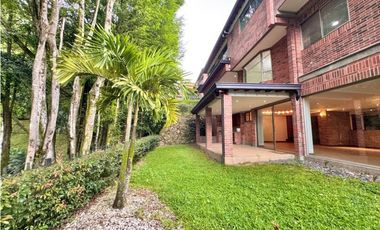 Gran Casa de 3 niveles en El Poblado