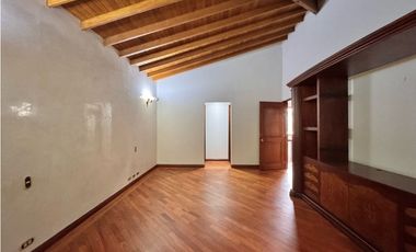 Gran Casa de 3 niveles en El Poblado