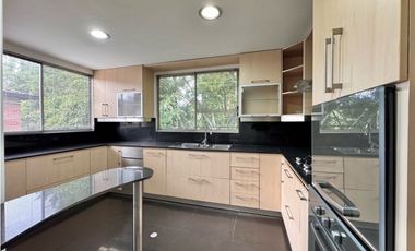 Gran Casa de 3 niveles en El Poblado