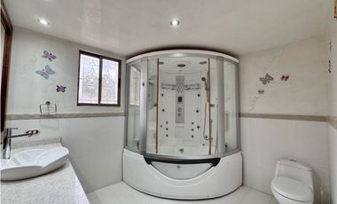 Gran Casa de 3 niveles en El Poblado