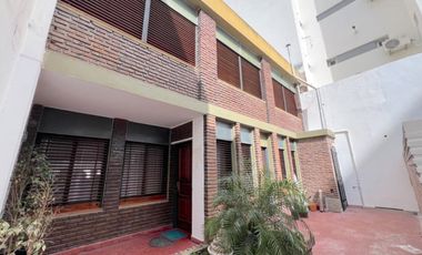 CASA EN ALQUILER CON DESTINO COMERCIAL, LA PLATA.