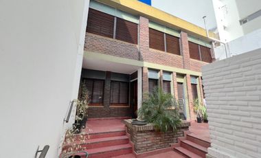 CASA EN ALQUILER CON DESTINO COMERCIAL, LA PLATA.