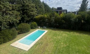 Casa en alquiler de 3 dormitorios c/ cochera en Los Naranjos