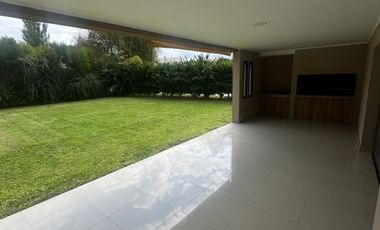 Casa en alquiler de 3 dormitorios c/ cochera en Los Naranjos
