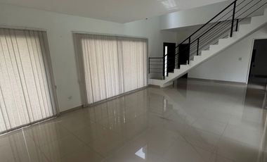 Casa en alquiler de 3 dormitorios c/ cochera en Los Naranjos