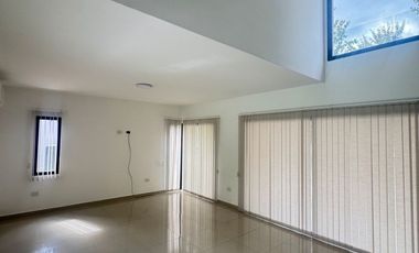 Casa en alquiler de 3 dormitorios c/ cochera en Los Naranjos