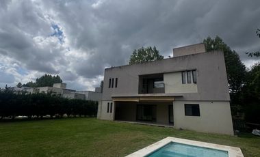 Casa en alquiler de 3 dormitorios c/ cochera en Los Naranjos