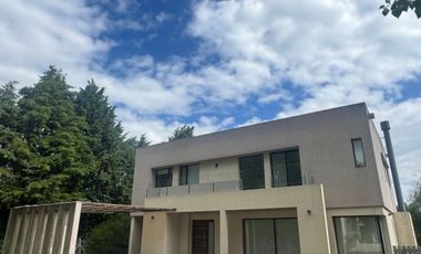 Casa en alquiler de 3 dormitorios c/ cochera en Los Naranjos