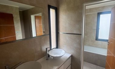 Casa en alquiler de 3 dormitorios c/ cochera en Los Naranjos