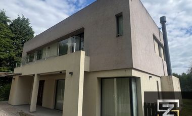 Casa en alquiler de 3 dormitorios c/ cochera en Los Naranjos
