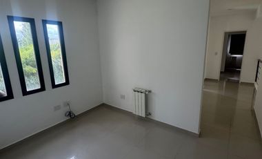 Casa en alquiler de 3 dormitorios c/ cochera en Los Naranjos