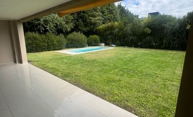 Casa en alquiler de 3 dormitorios c/ cochera en Los Naranjos