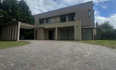 Casa en alquiler de 3 dormitorios c/ cochera en Los Naranjos