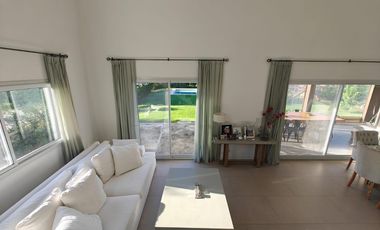 Casa con pileta en Santa Guadalupe Pilar del Este