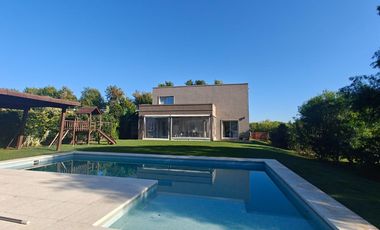 Casa con pileta en Santa Guadalupe Pilar del Este