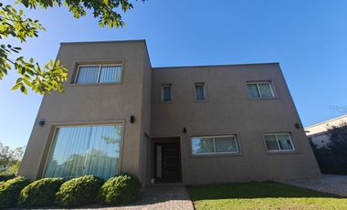 Casa con pileta en Santa Guadalupe Pilar del Este
