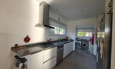 Casa con pileta en Santa Guadalupe Pilar del Este