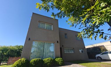 Casa con pileta en Santa Guadalupe Pilar del Este