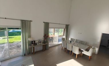 Casa con pileta en Santa Guadalupe Pilar del Este