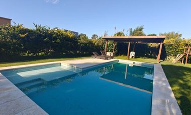 Casa con pileta en Santa Guadalupe Pilar del Este