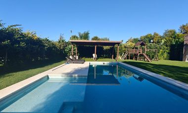 Casa con pileta en Santa Guadalupe Pilar del Este