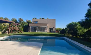 Casa con pileta en Santa Guadalupe Pilar del Este