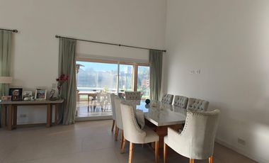 Casa con pileta en Santa Guadalupe Pilar del Este
