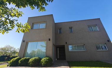 Casa con pileta en Santa Guadalupe Pilar del Este