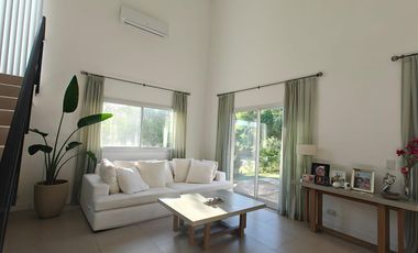 Casa con pileta en Santa Guadalupe Pilar del Este