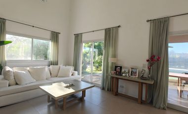 Casa con pileta en Santa Guadalupe Pilar del Este