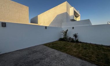 Casa en venta  en coto con acceso controlado.