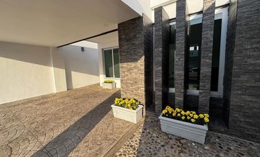 Casa en venta  en coto con acceso controlado.