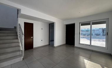 Casa en venta  en coto con acceso controlado.