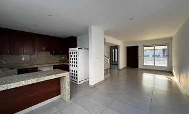 Casa en venta  en coto con acceso controlado.
