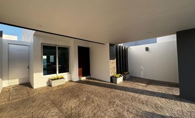 Casa en venta  en coto con acceso controlado.
