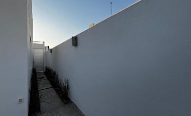 Casa en venta  en coto con acceso controlado.