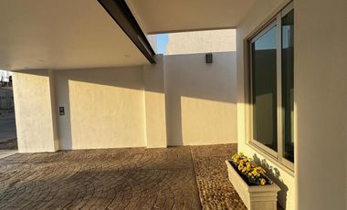 Casa en venta  en coto con acceso controlado.