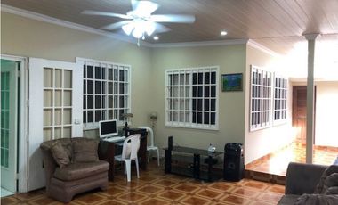 SE VENDE CASA EN EL DORAL, TUMBA MUERTO