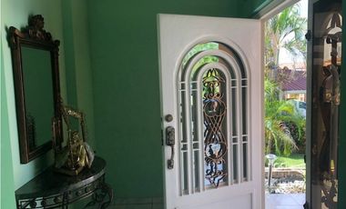 SE VENDE CASA EN EL DORAL, TUMBA MUERTO