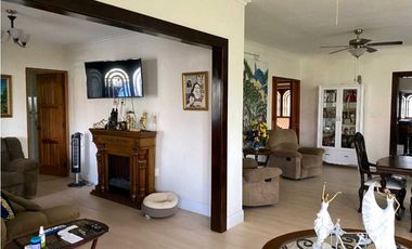 VENDO.CASA DE DOS PISOS.EN.BOQUETE