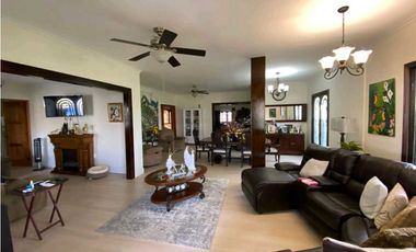 VENDO.CASA DE DOS PISOS.EN.BOQUETE