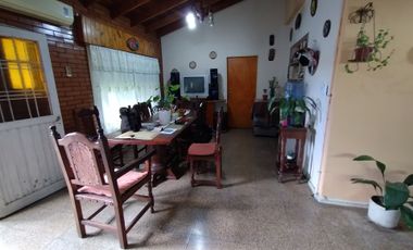 Venta casa 6 ambientes y garaje en Bosques
