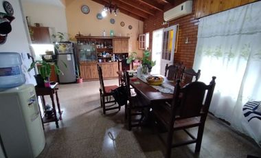 Venta casa 6 ambientes y garaje en Bosques