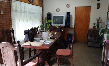 Venta casa 6 ambientes y garaje en Bosques
