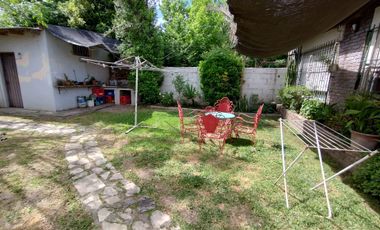 Venta casa 6 ambientes y garaje en Bosques