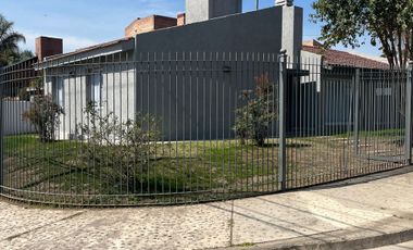 CASA 3 DORMITORIOS CON PILETA - COSTA AZUL SUR