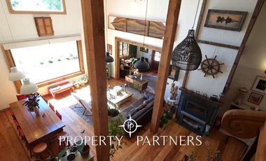 Hermosa casa estilo galpón, en exclusivo condominio.-