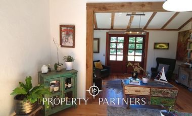 Hermosa casa estilo galpón, en exclusivo condominio.-